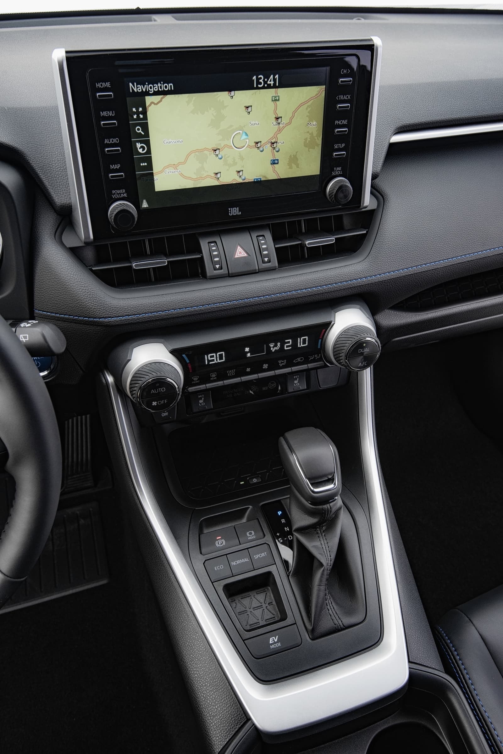 Sistema de infotainment con pantalla táctil y controles de clima.