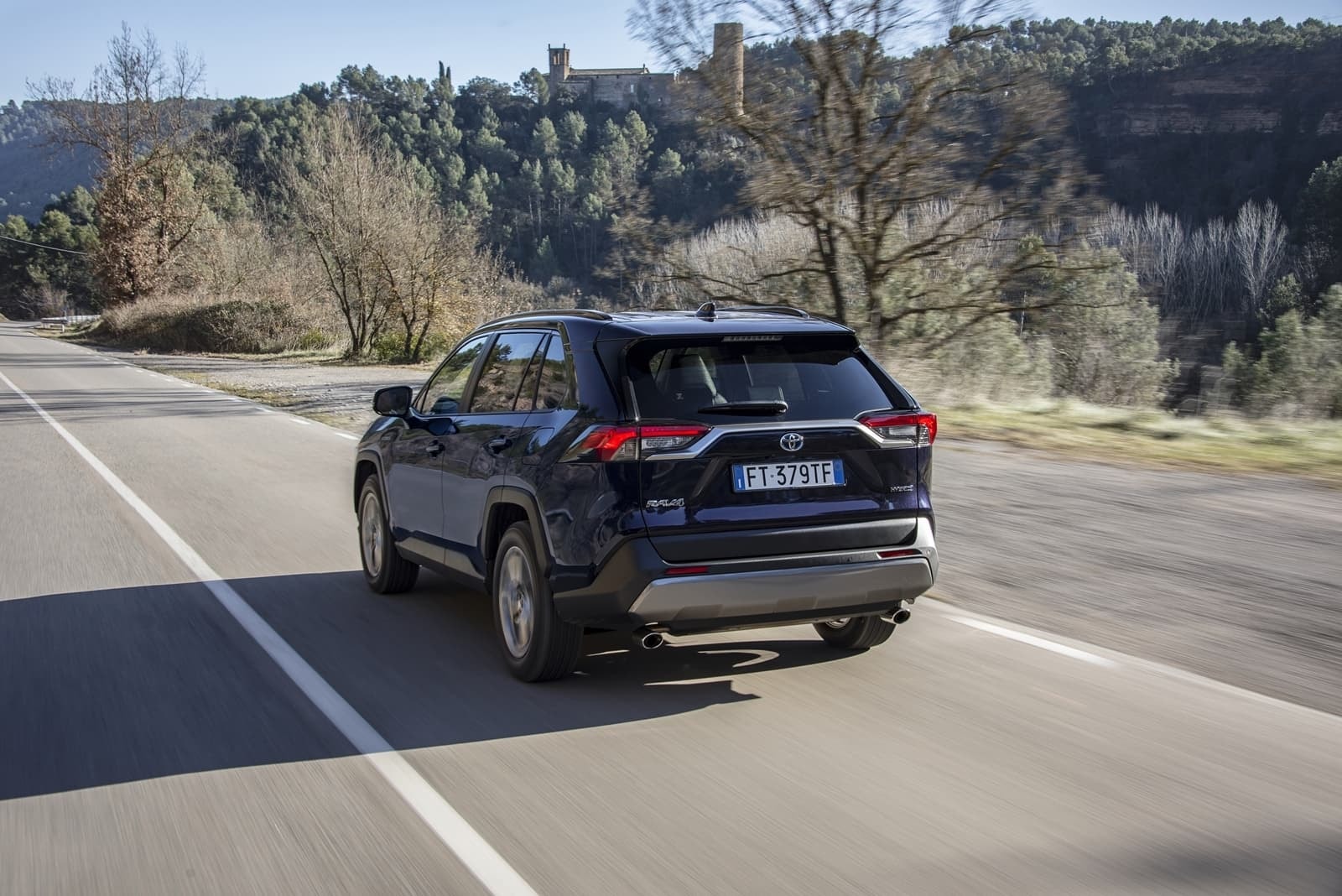 RAV4 Híbrido capturado en su esencia dinámica desde la trasera.