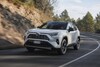 Toyota RAV4 Híbrido mostrando su dinamismo y diseño robusto en carretera. Toyota RAV4 Híbrido mostrando su dinamismo y diseño robusto en carretera.