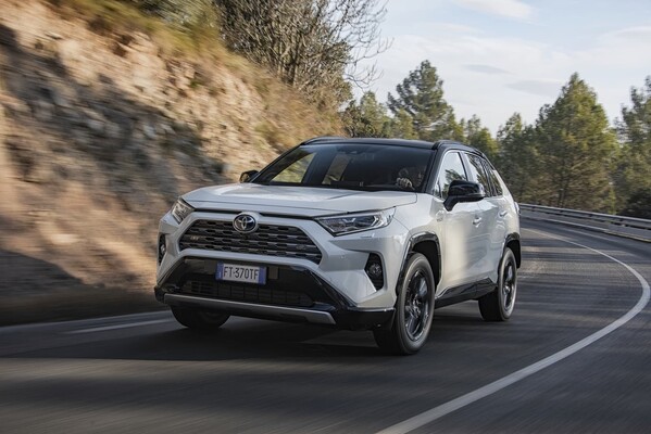 Toyota RAV4 Híbrido mostrando su dinamismo y diseño robusto en carretera.