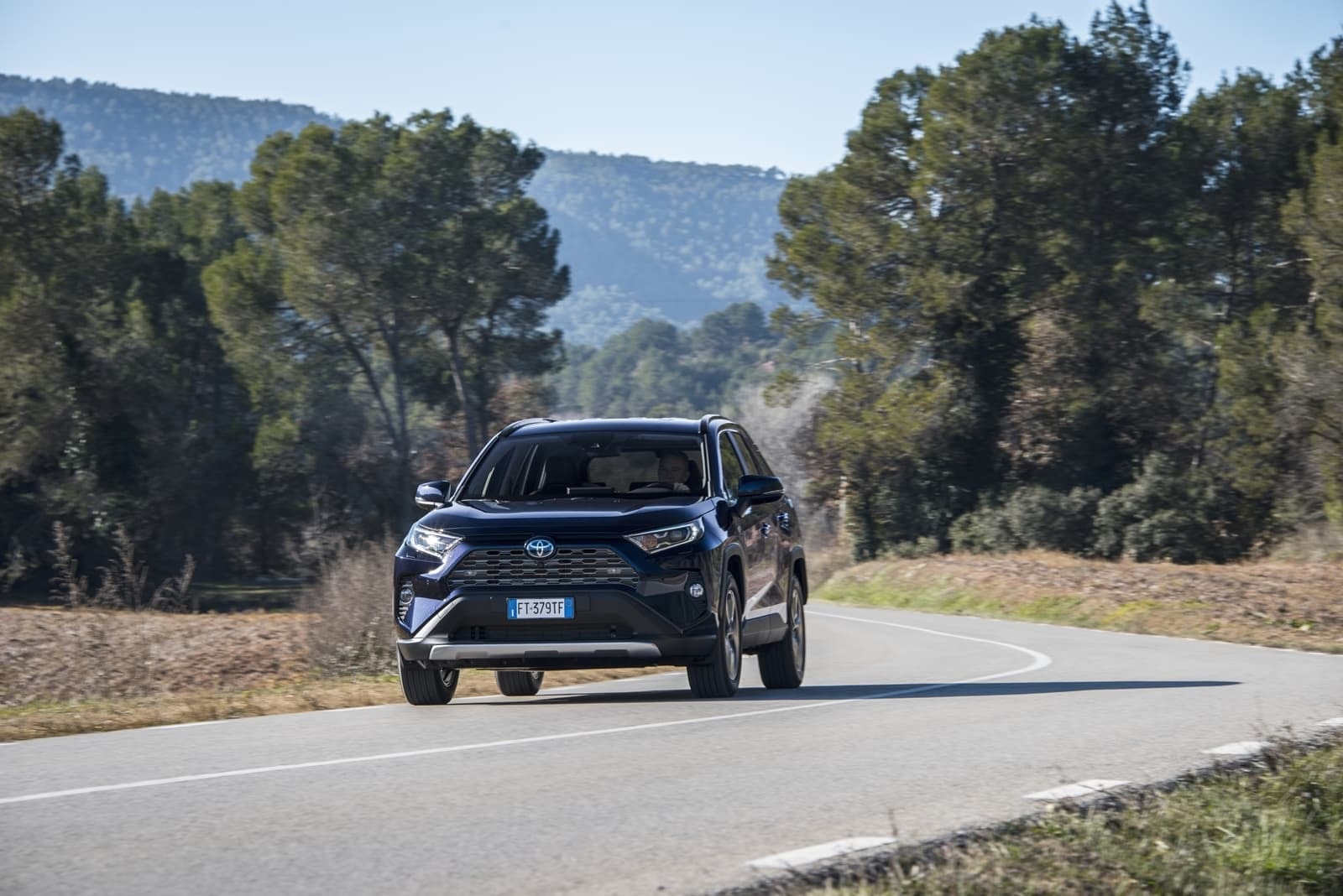 Imagen frontal del RAV4 Híbrido destacando su robustez y diseño.