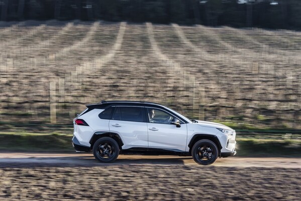 Perfil lateral del Toyota RAV4 Híbrido capturado con técnica de barrido fotográfico. Perfil lateral del Toyota RAV4 Híbrido capturado con técnica de barrido fotográfico.