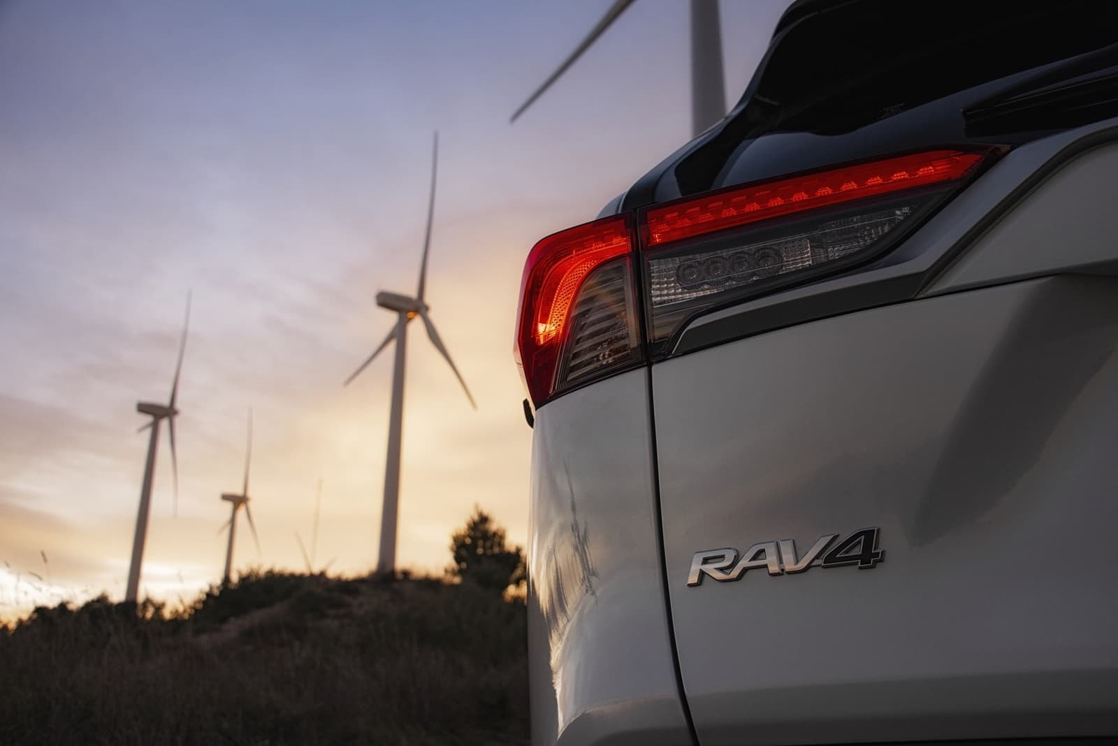 Imagen crepuscular que muestra trasera y pilotos del RAV4.