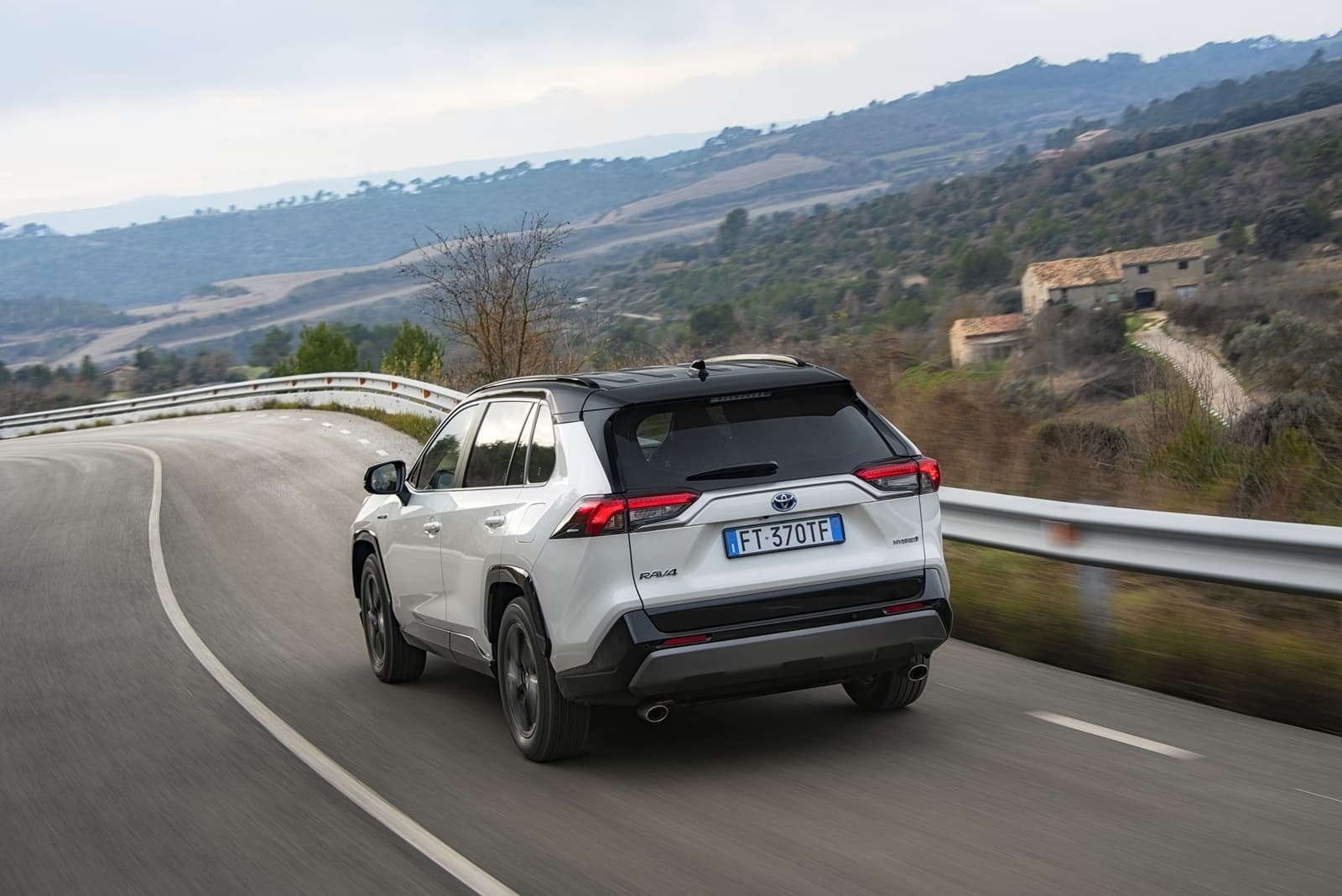 Captura dinámica de la trasera del Toyota RAV4 mostrando su diseño.