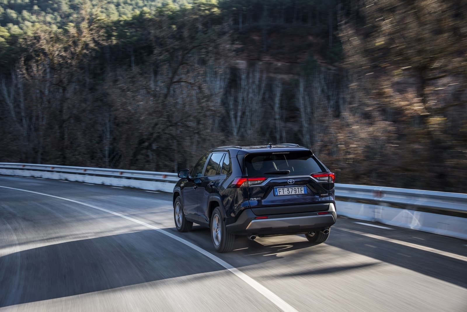 RAV4 Híbrido capturado desde una perspectiva trasera en movimiento.