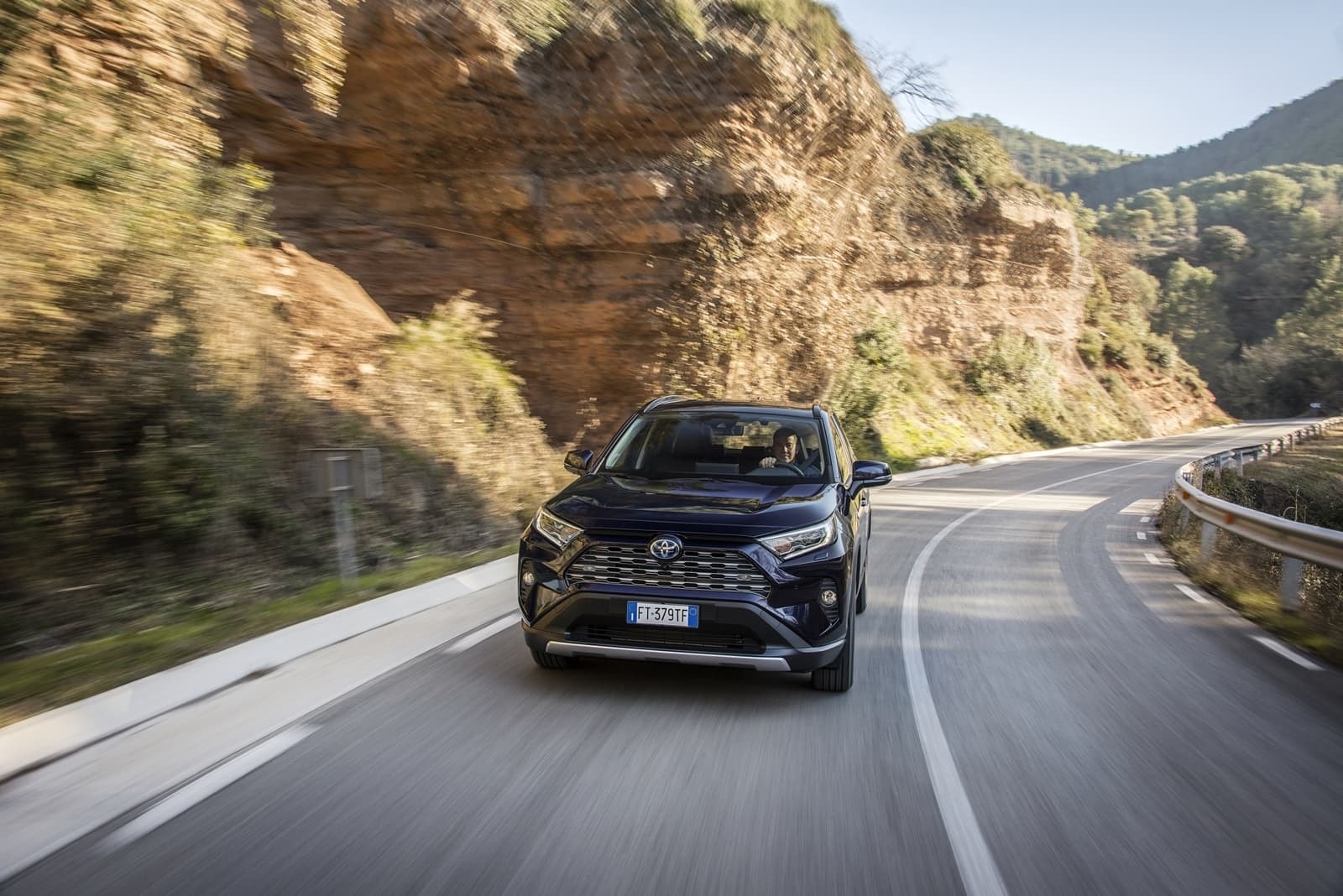 Diseño robusto y moderno de la parte frontal del RAV4.
