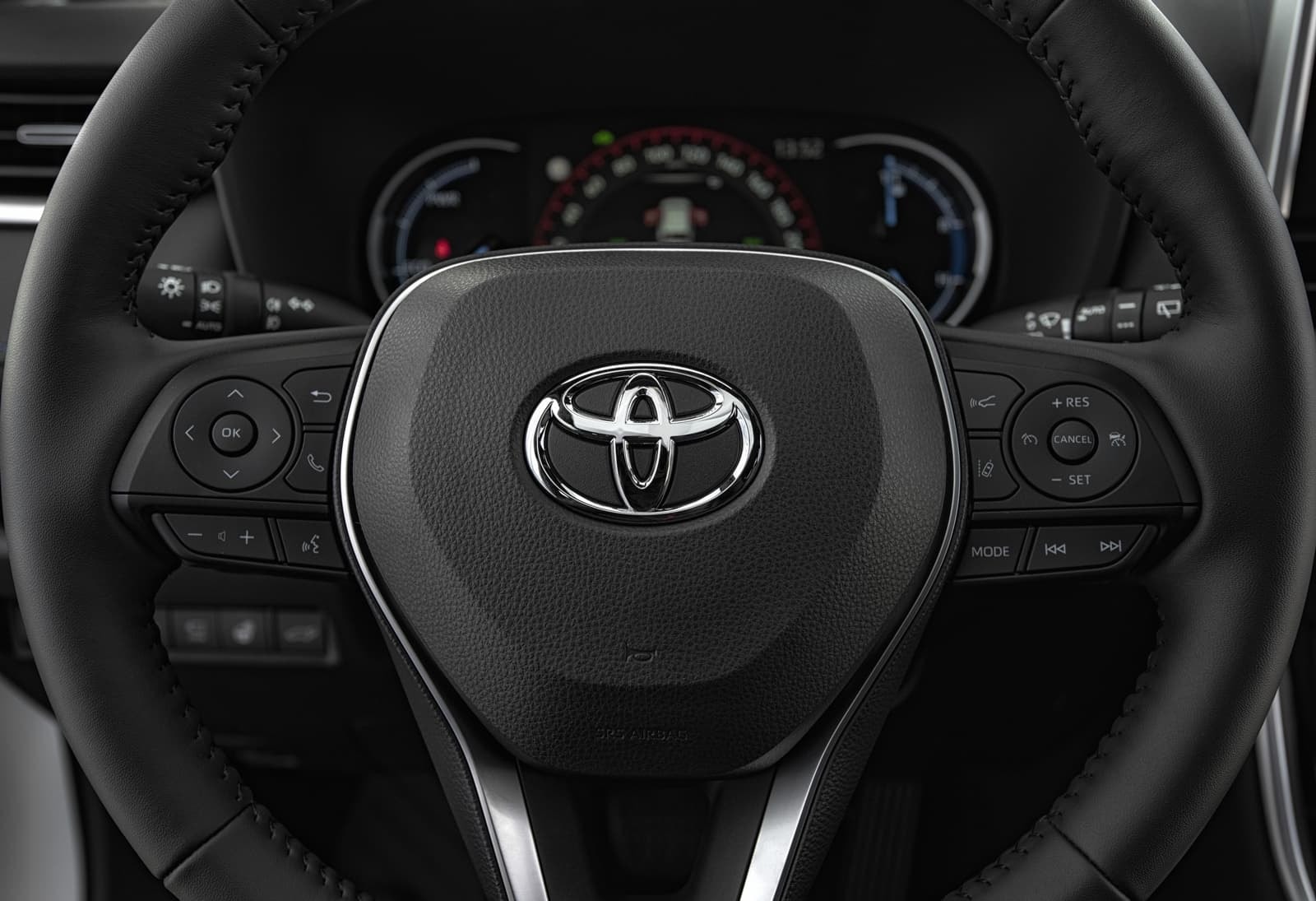 Volante de cuero con emblema Toyota y controles integrados.