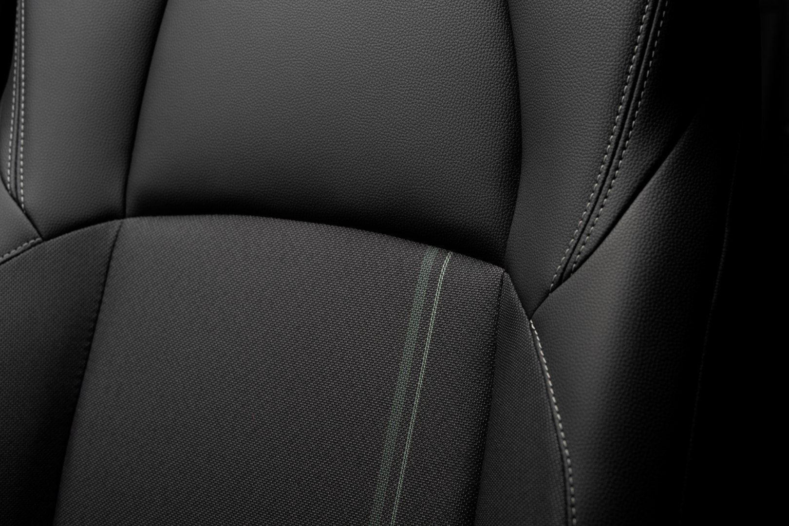 Detalle de la costura de los asientos de cuero del Toyota Yaris Cross.