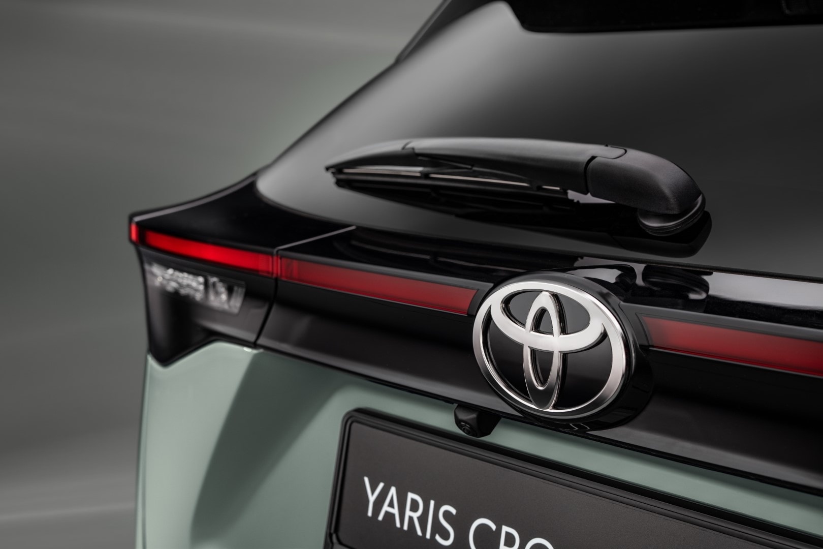 Detalle de la óptica y diseño trasero del Toyota Yaris Cross.