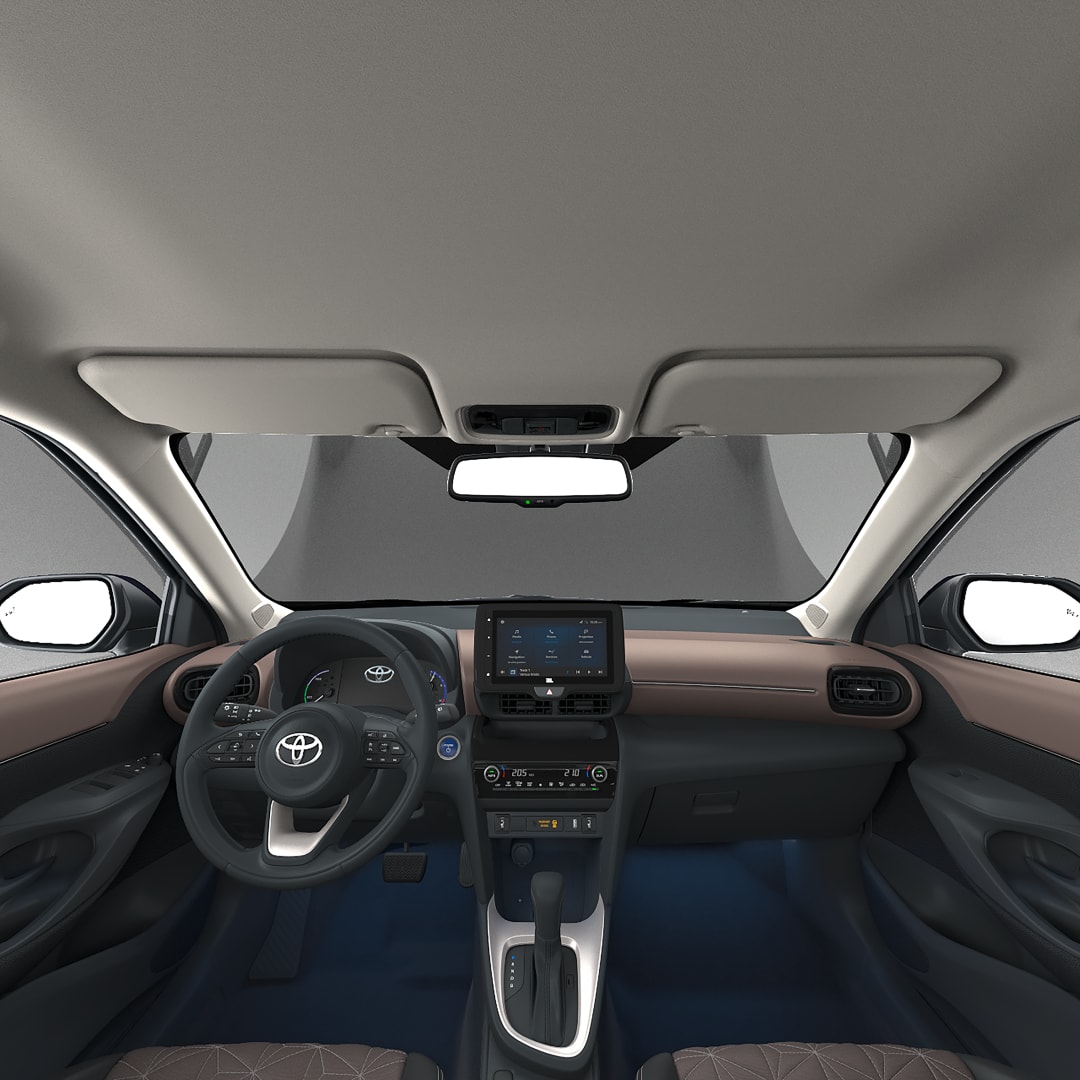 Perspectiva general del habitáculo desde el techo solar panorámico.