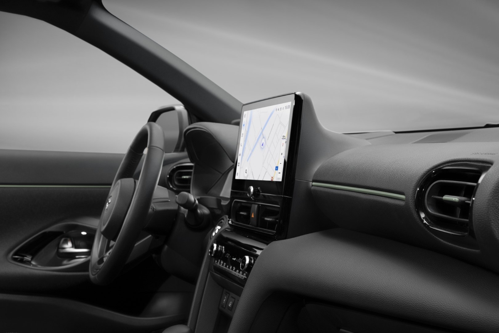 Vista lateral de la consola central con el sistema de infotainment.