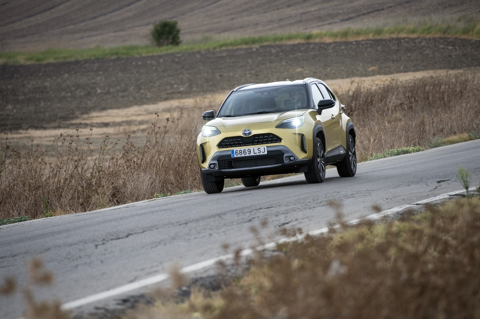 Imagen dinámica del Toyota Yaris Cross en carretera.