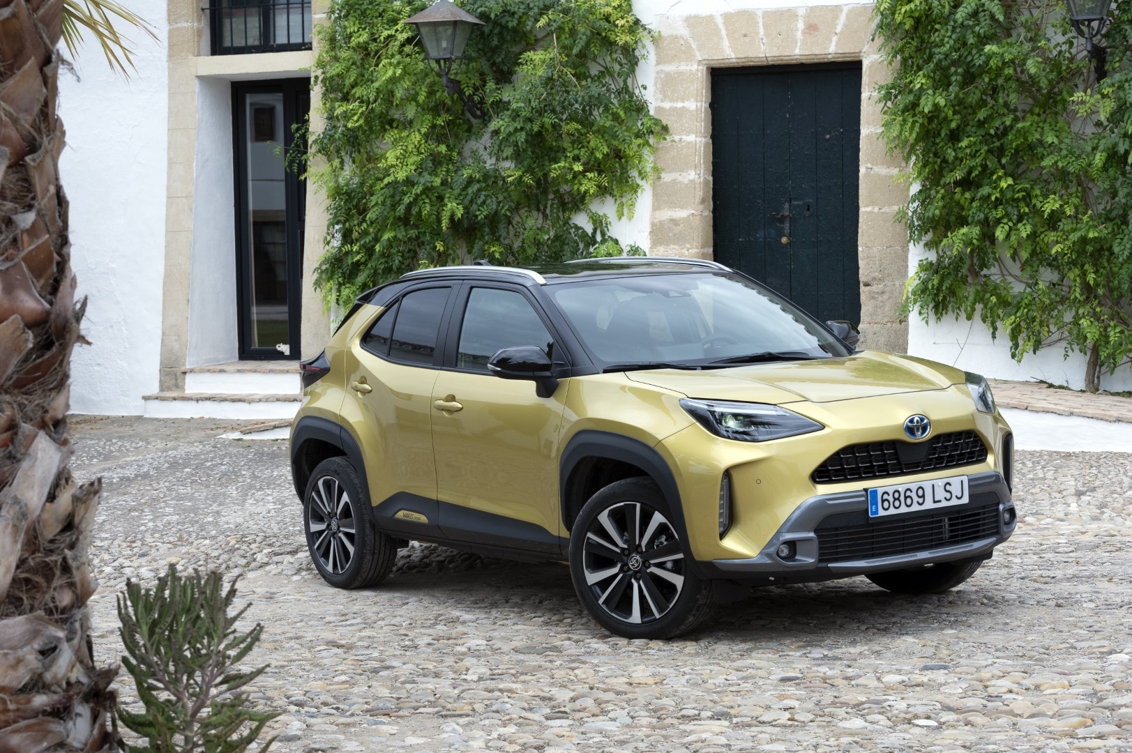 Toyota Yaris Cross híbrido en un entorno urbano.