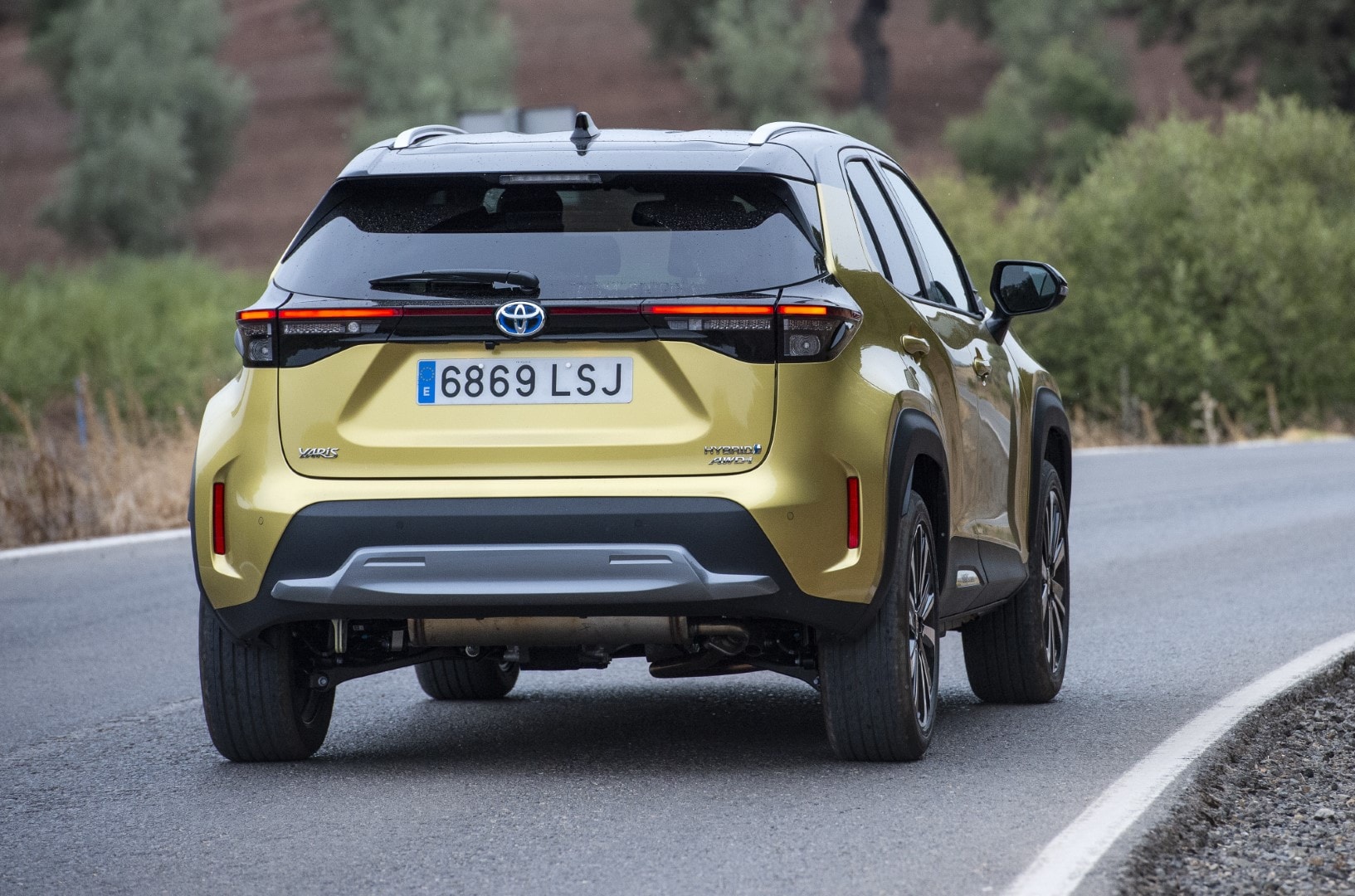 Trasera del Toyota Yaris Cross híbrido durante una prueba de ruta.