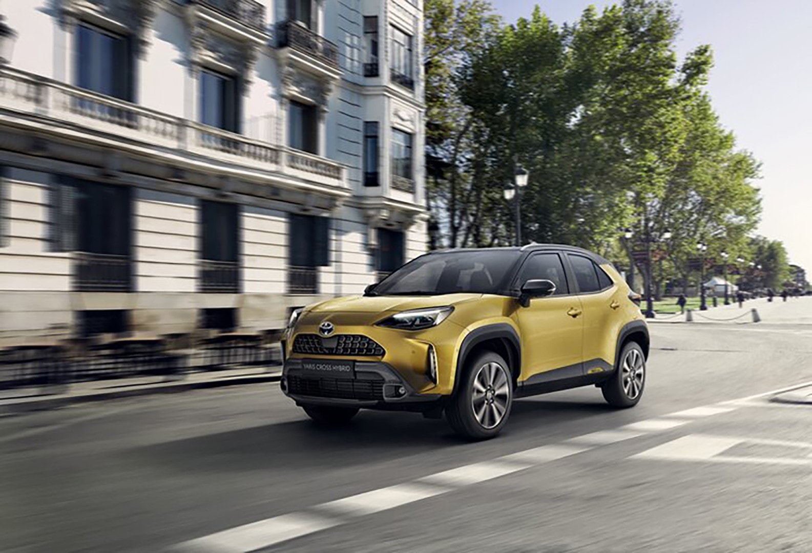 Imagen dinámica del Yaris Cross híbrido rodando por la ciudad.