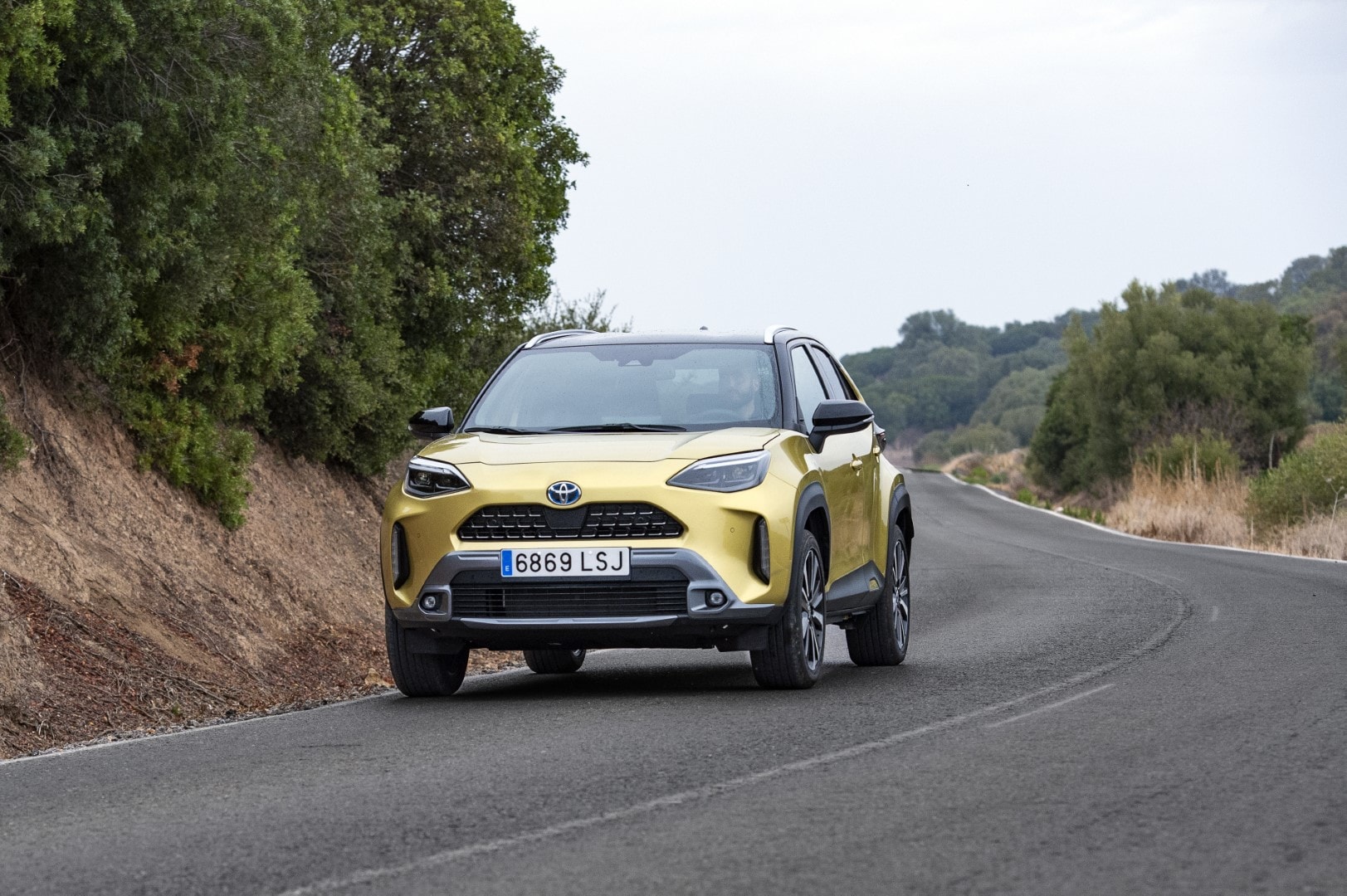 Toyota Yaris Cross en conducción, mostrando su perspectiva frontal y lateral.