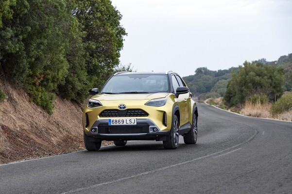Toyota Yaris Cross en conducción, mostrando su perspectiva frontal y lateral. Toyota Yaris Cross en conducción, mostrando su perspectiva frontal y lateral.