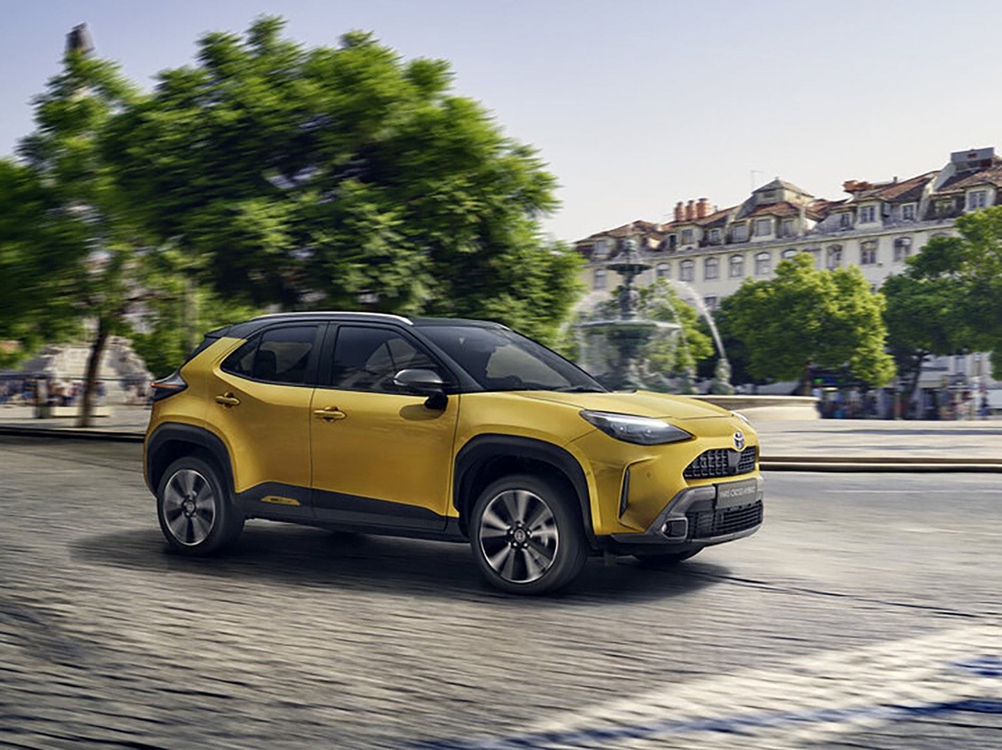 Toyota Yaris Cross híbrido captado en movimiento por la ciudad.