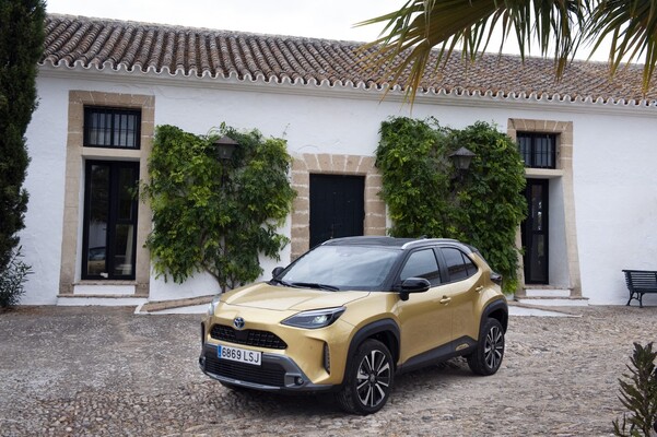 Toyota Yaris Cross híbrido mostrando su diseño frontal y lateral en un entorno rústico. Toyota Yaris Cross híbrido mostrando su diseño frontal y lateral en un entorno rústico.