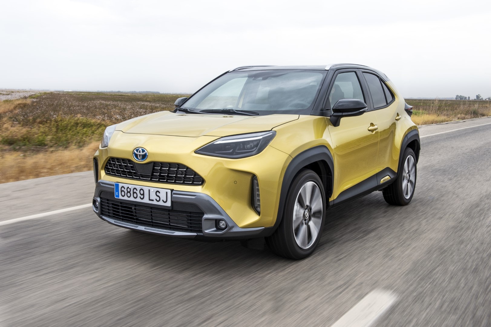 Imagen dinámica del Toyota Yaris Cross híbrido en carretera.