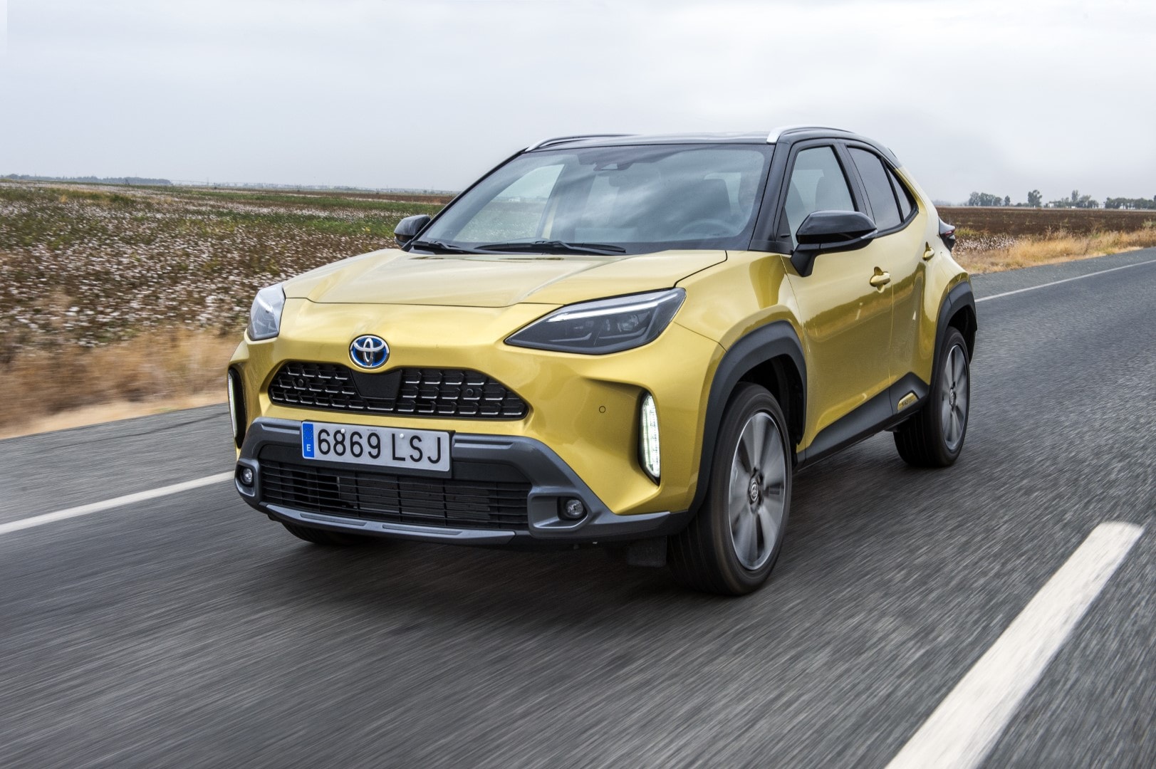 Yaris Cross híbrido capturado desde un ángulo lateral y delantero en carretera.