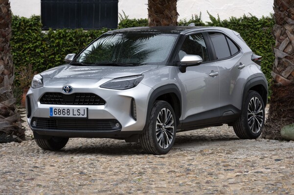 Perfil del Toyota Yaris Cross híbrido, con una vista clara de su diseño frontal y lateral. Perfil del Toyota Yaris Cross híbrido, con una vista clara de su diseño frontal y lateral.