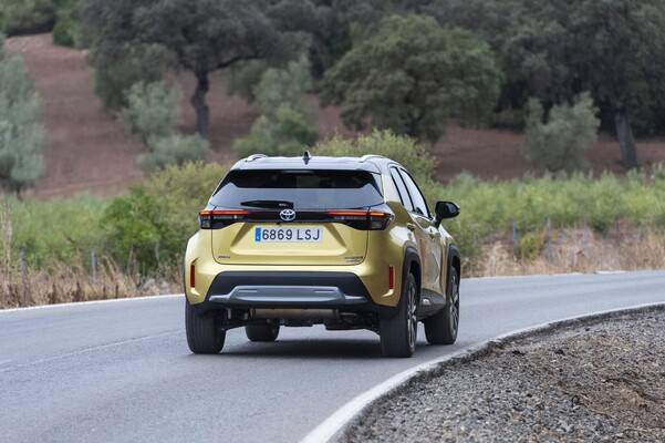 Toyota Yaris Cross captado desde atrás en movimiento, resaltando la parte trasera y lateral. Toyota Yaris Cross captado desde atrás en movimiento, resaltando la parte trasera y lateral.