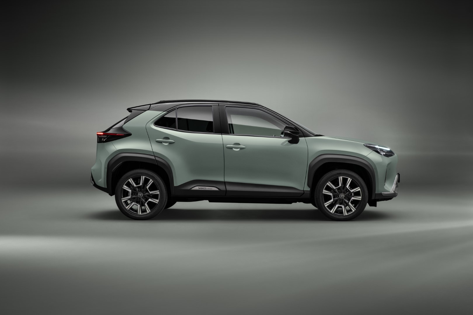 Imagen lateral del Toyota Yaris Cross que ilustra su silueta distintiva y diseño crossover.