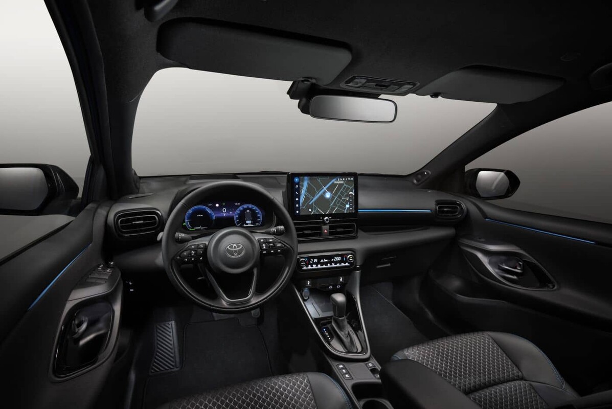 Cabina del Yaris Híbrido con enfoque en asientos y ergonomía de la consola central. Cabina del Yaris Híbrido con enfoque en asientos y ergonomía de la consola central.