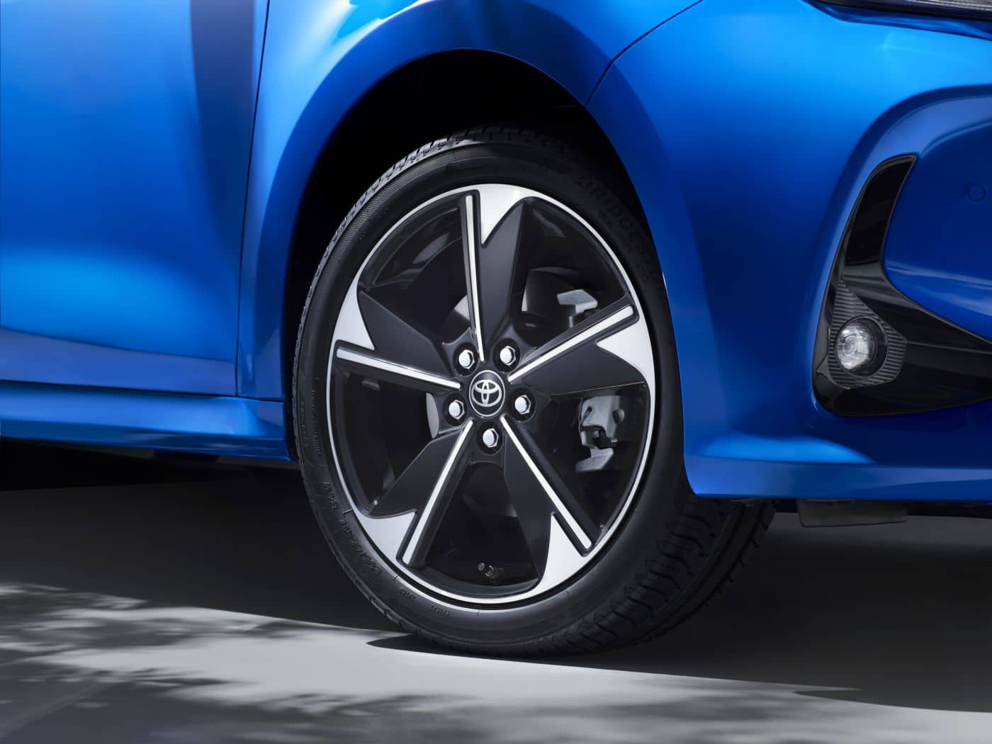 Detalle de la rueda del Toyota Yaris que resalta el diseño de las llantas y su carácter deportivo.