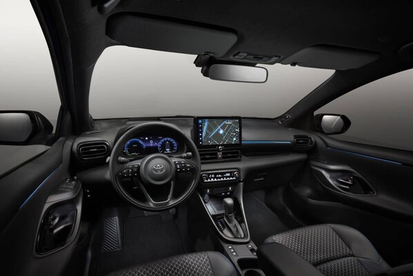 Imagen duplicada del interior del Yaris Híbrido, mostrando la cabina y disposición de controles. Imagen duplicada del interior del Yaris Híbrido, mostrando la cabina y disposición de controles.