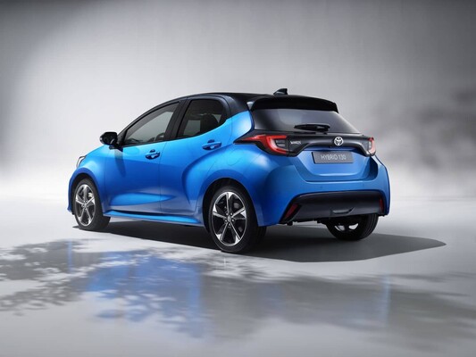 Vista lateral y trasera que resalta el contorno dinámico y el diseño compacto del Yaris. Vista lateral y trasera que resalta el contorno dinámico y el diseño compacto del Yaris.