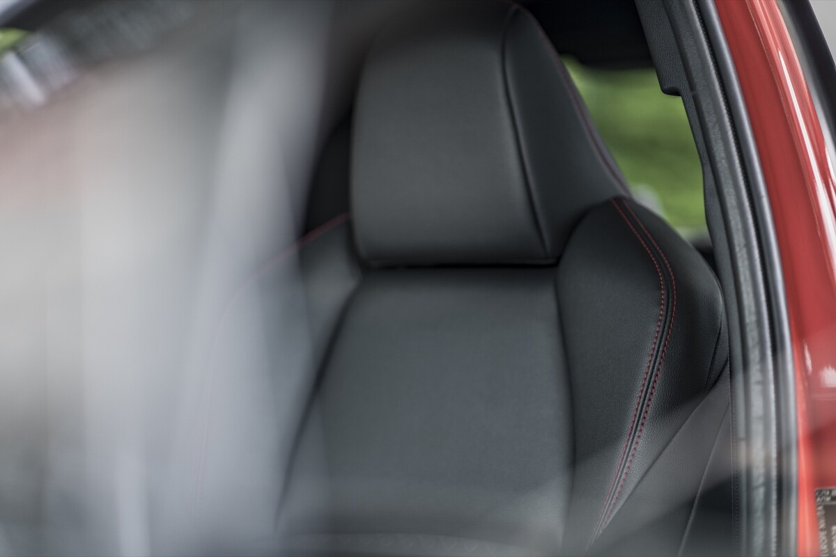 Imagen enfocada en los asientos delanteros del Toyota Yaris, mostrando sus acabados. Imagen enfocada en los asientos delanteros del Toyota Yaris, mostrando sus acabados.