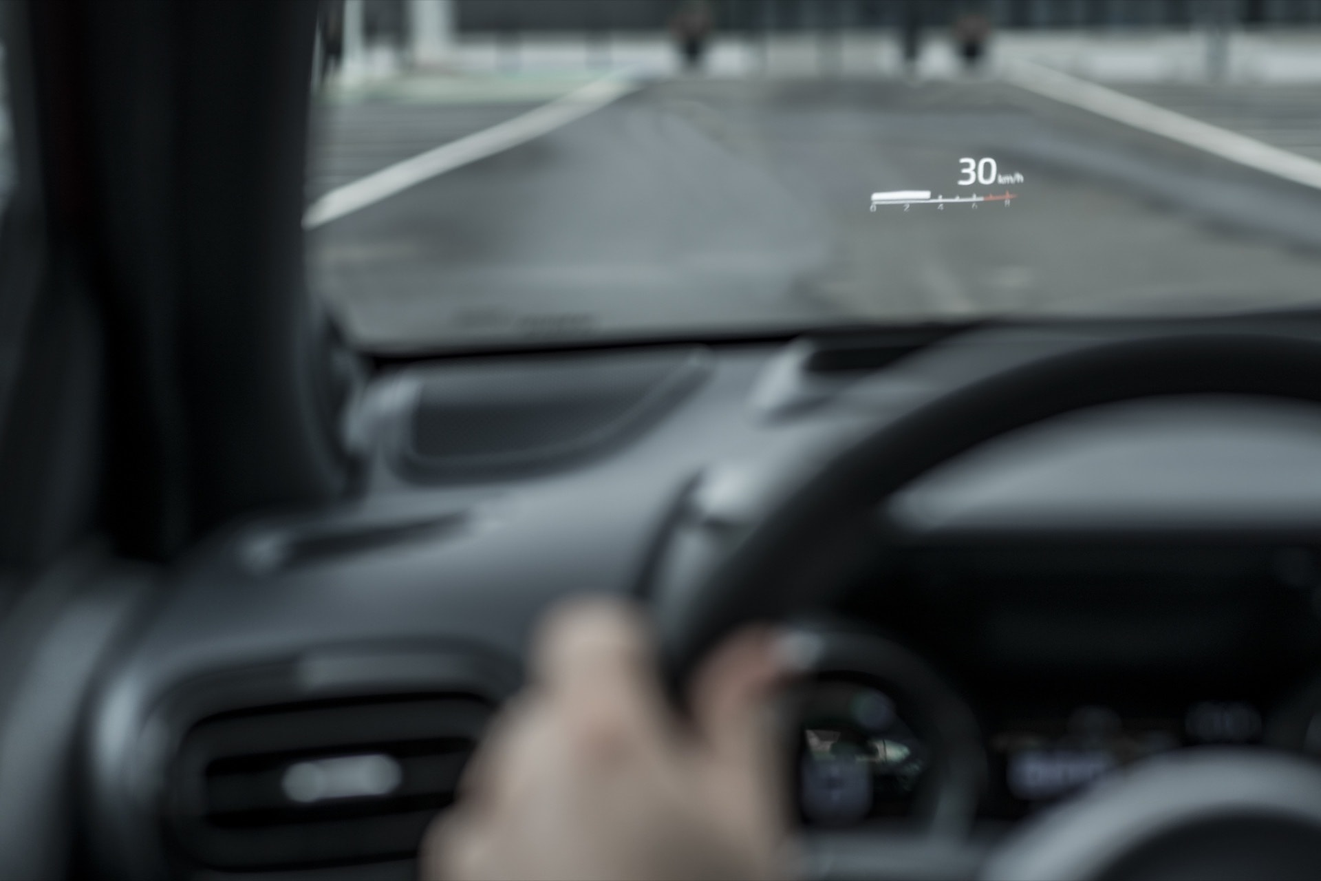 Conducción con vista del display de velocidad del Toyota Yaris