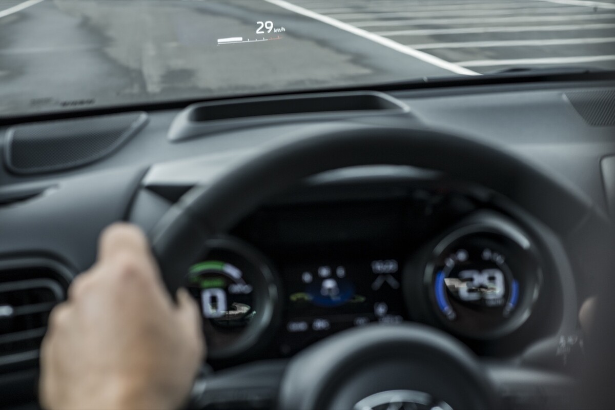 Vista parcial de la instrumentación desde el punto de conducción en el Toyota Yaris Vista parcial de la instrumentación desde el punto de conducción en el Toyota Yaris