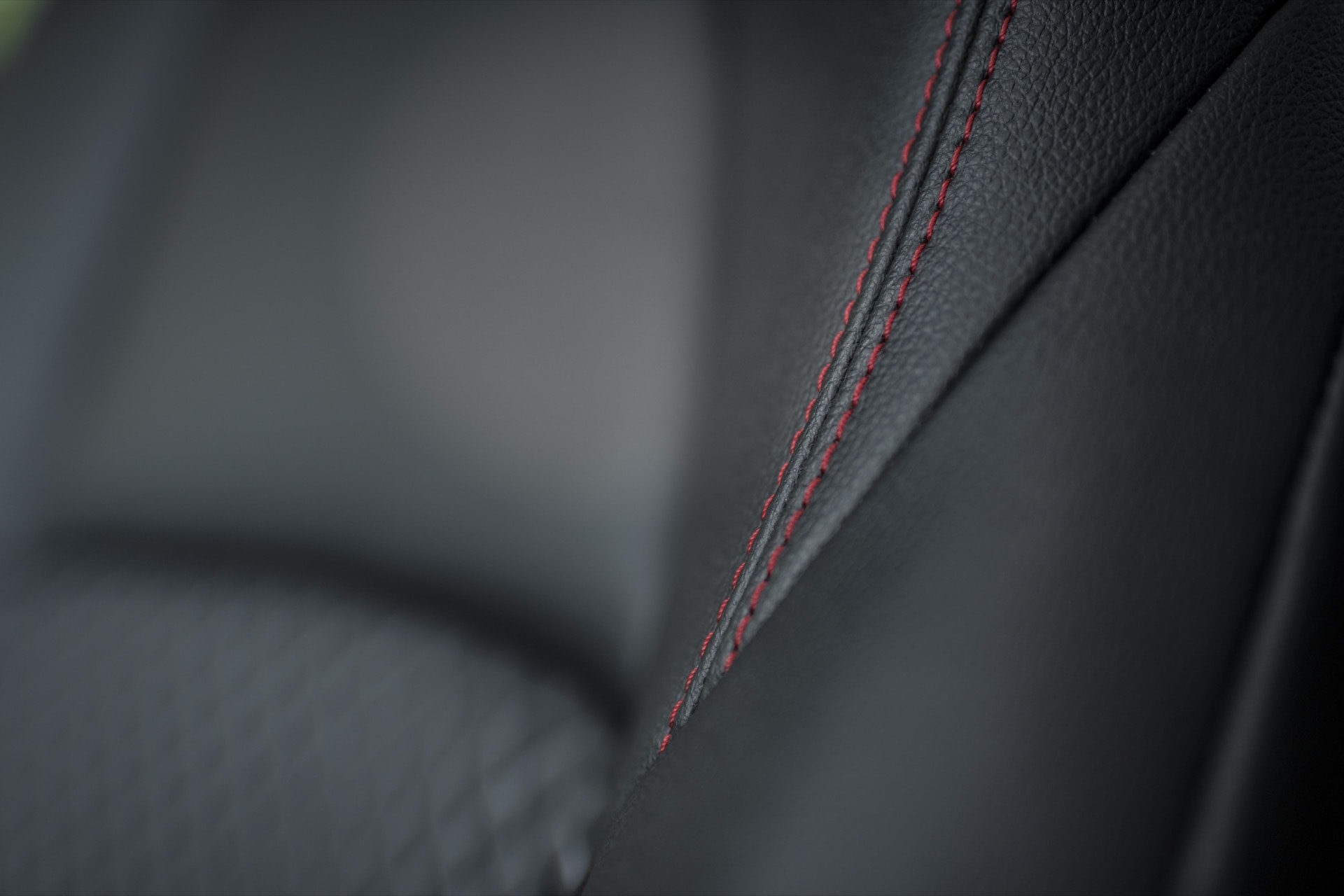 Imagen macro de la costura roja en el asiento del Yaris, detalle de diseño.