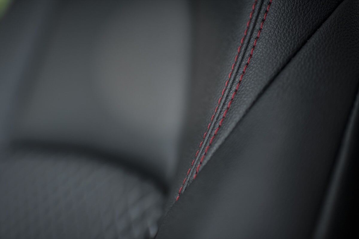 Imagen macro de la costura roja en el asiento del Yaris, detalle de diseño. Imagen macro de la costura roja en el asiento del Yaris, detalle de diseño.