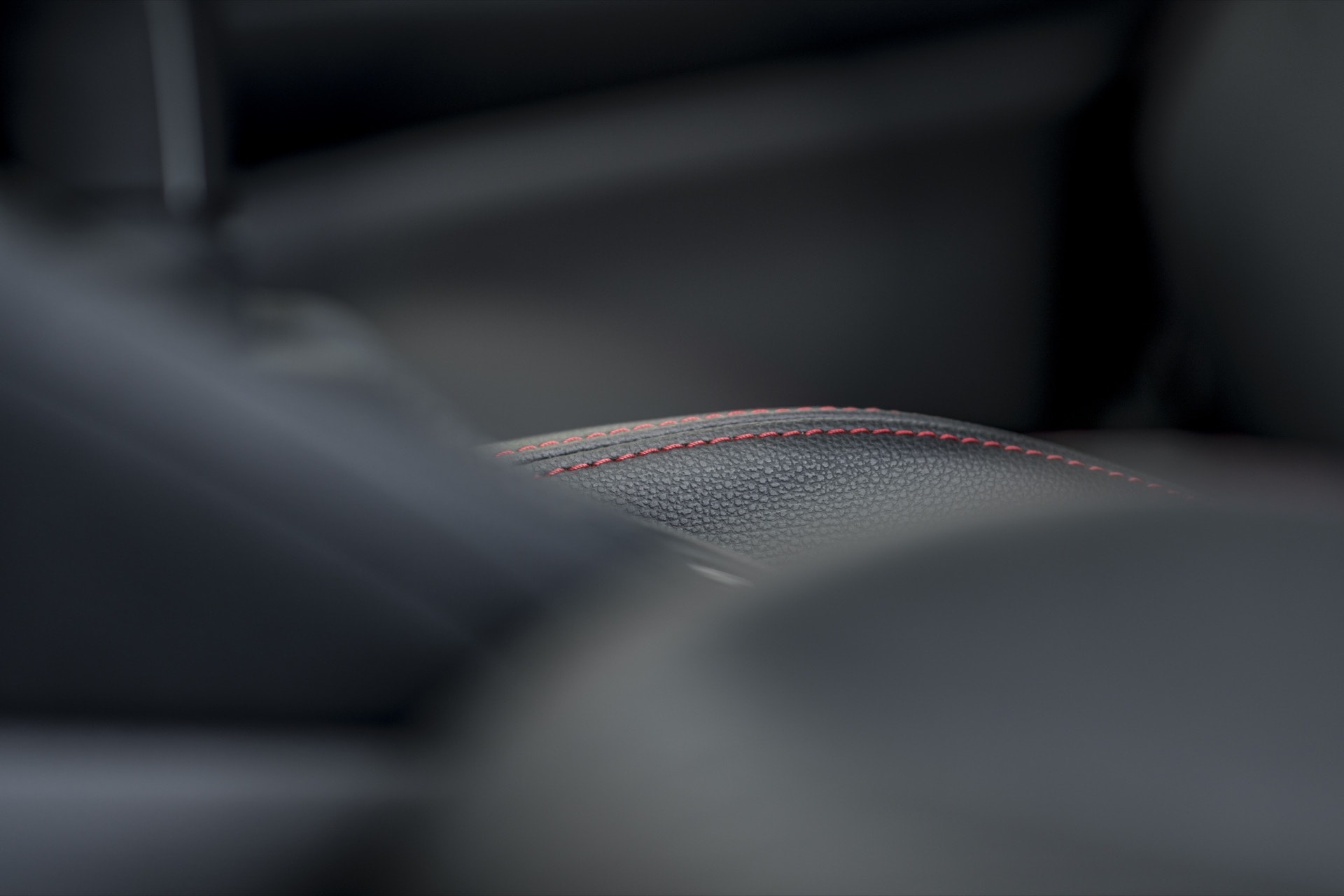 Imagen detallada de la costura del asiento, resaltando la artesanía y diseño.