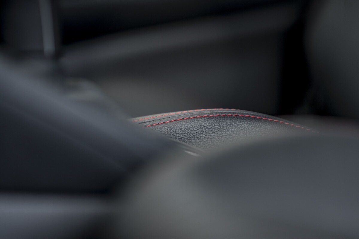 Imagen detallada de la costura del asiento, resaltando la artesanía y diseño. Imagen detallada de la costura del asiento, resaltando la artesanía y diseño.