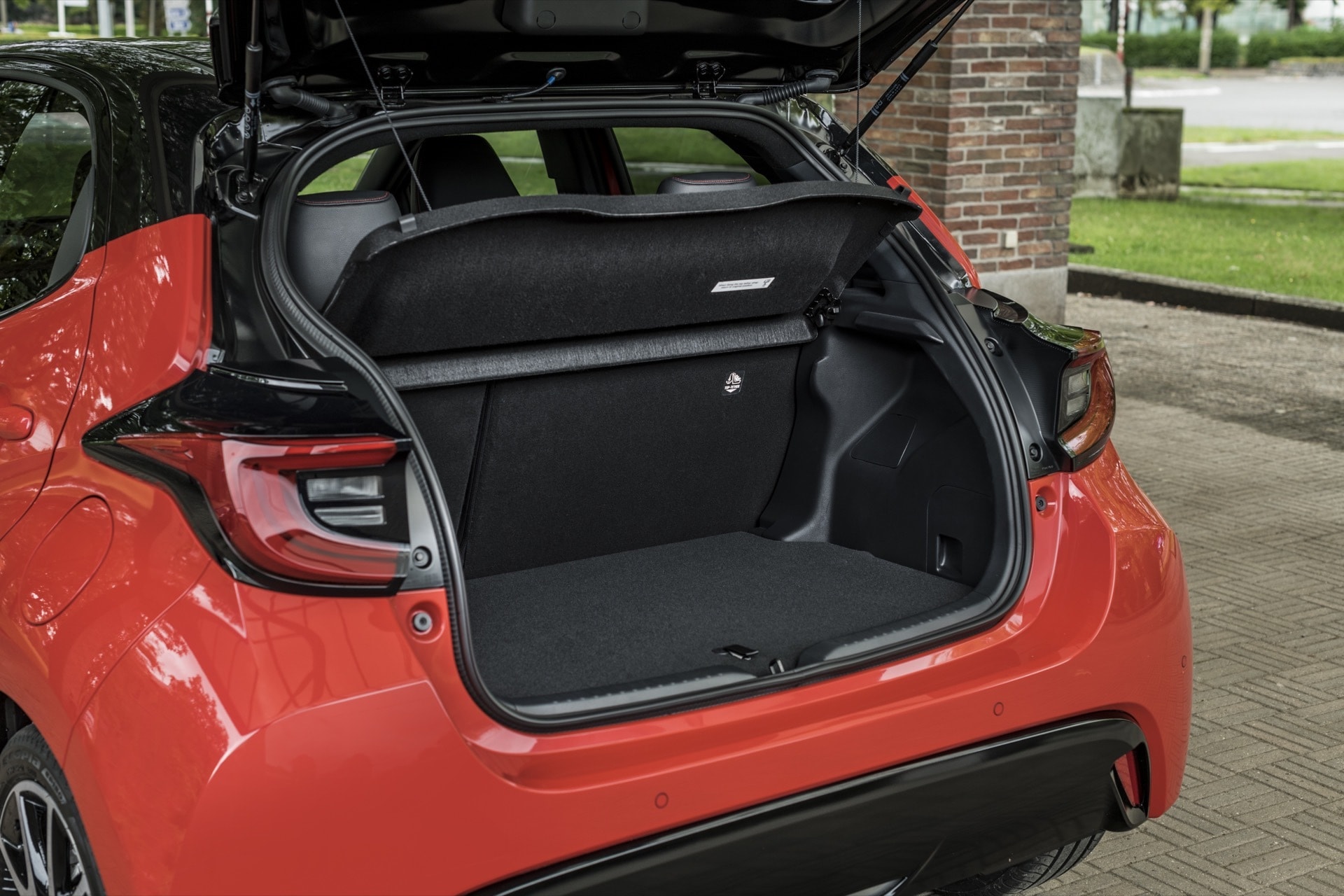 Imagen del maletero abierto del Toyota Yaris, mostrando espacio de carga