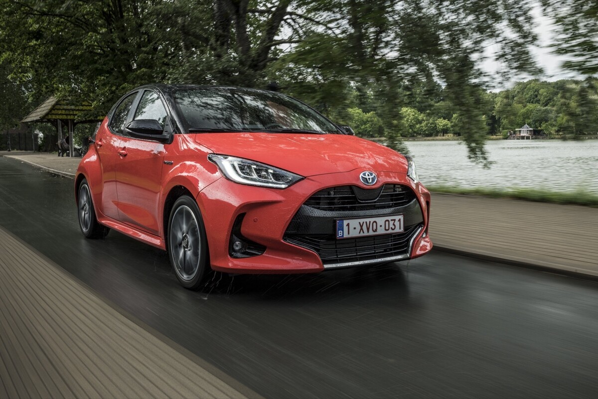 Toyota Yaris en entorno urbano, resalta la combinación de su frontal rojo con la ciudad. Toyota Yaris en entorno urbano, resalta la combinación de su frontal rojo con la ciudad.