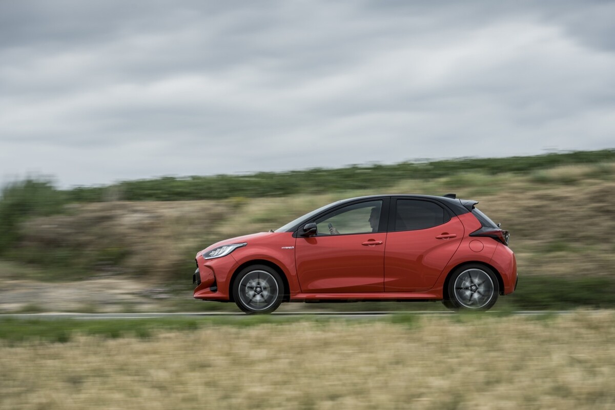 Perfil del Toyota Yaris captando su sentido de movimiento y aerodinámica. Perfil del Toyota Yaris captando su sentido de movimiento y aerodinámica.