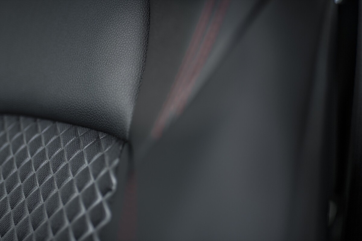 Primerísimo plano de la textura del asiento del Yaris, enfocando su material. Primerísimo plano de la textura del asiento del Yaris, enfocando su material.