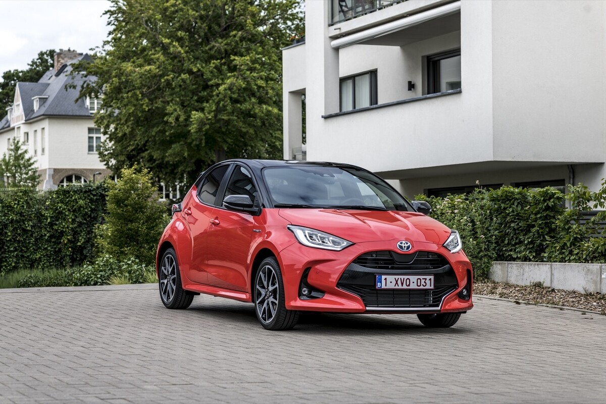 La parte trasera lateral del Yaris captada con un contraste de luz y sombra que acentúa sus formas La parte trasera lateral del Yaris captada con un contraste de luz y sombra que acentúa sus formas