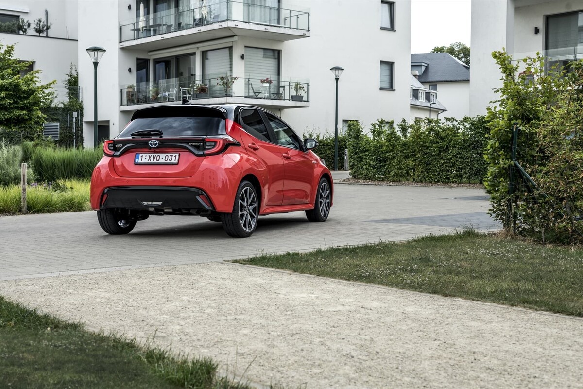 Ángulo trasero lateral del Yaris, enfatizando la integración del diseño entre los laterales y la zaga Ángulo trasero lateral del Yaris, enfatizando la integración del diseño entre los laterales y la zaga