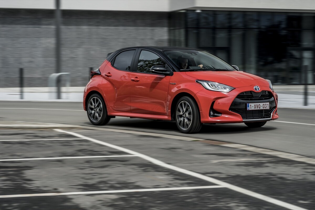 El Toyota Yaris en movimiento, mostrando un ángulo delantero y lateral. El Toyota Yaris en movimiento, mostrando un ángulo delantero y lateral.