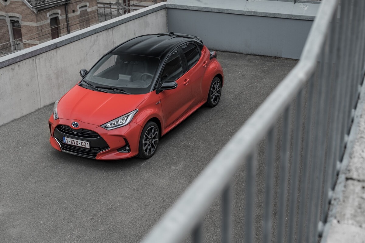El Toyota Yaris visto desde una perspectiva aérea, resaltando el techo y la forma compacta El Toyota Yaris visto desde una perspectiva aérea, resaltando el techo y la forma compacta