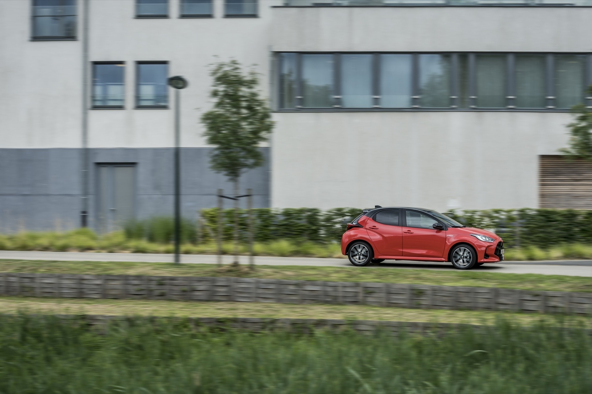 Captura del Yaris en movimiento, enfatizando su capacidad de crucero.