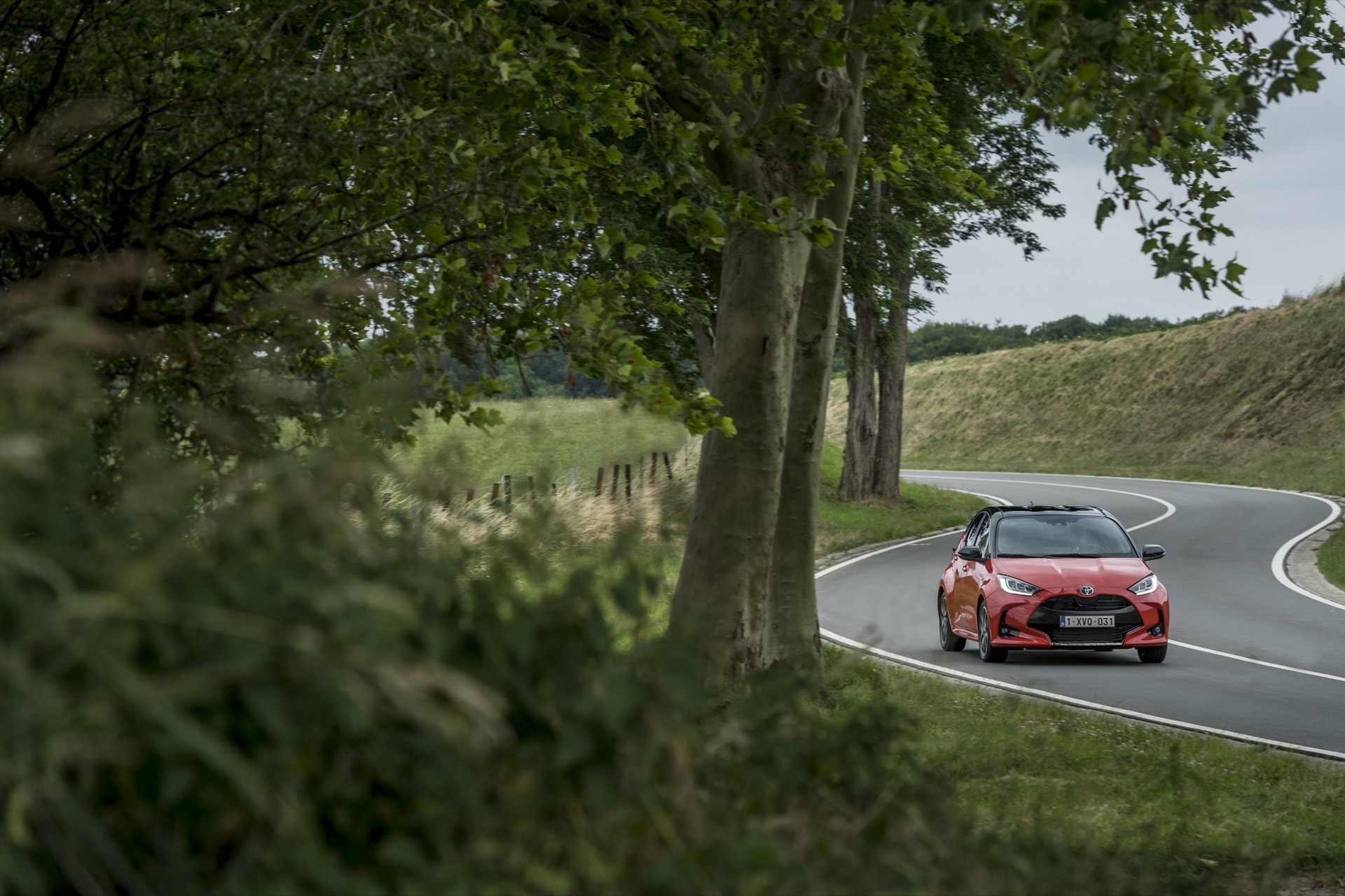 Toyota Yaris en movimiento mostrando su dinámica lateral.