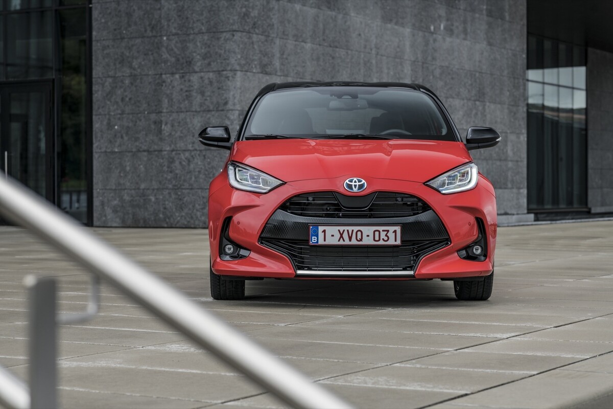 Frontal del Yaris con su característica parrilla y faros afilados. Frontal del Yaris con su característica parrilla y faros afilados.